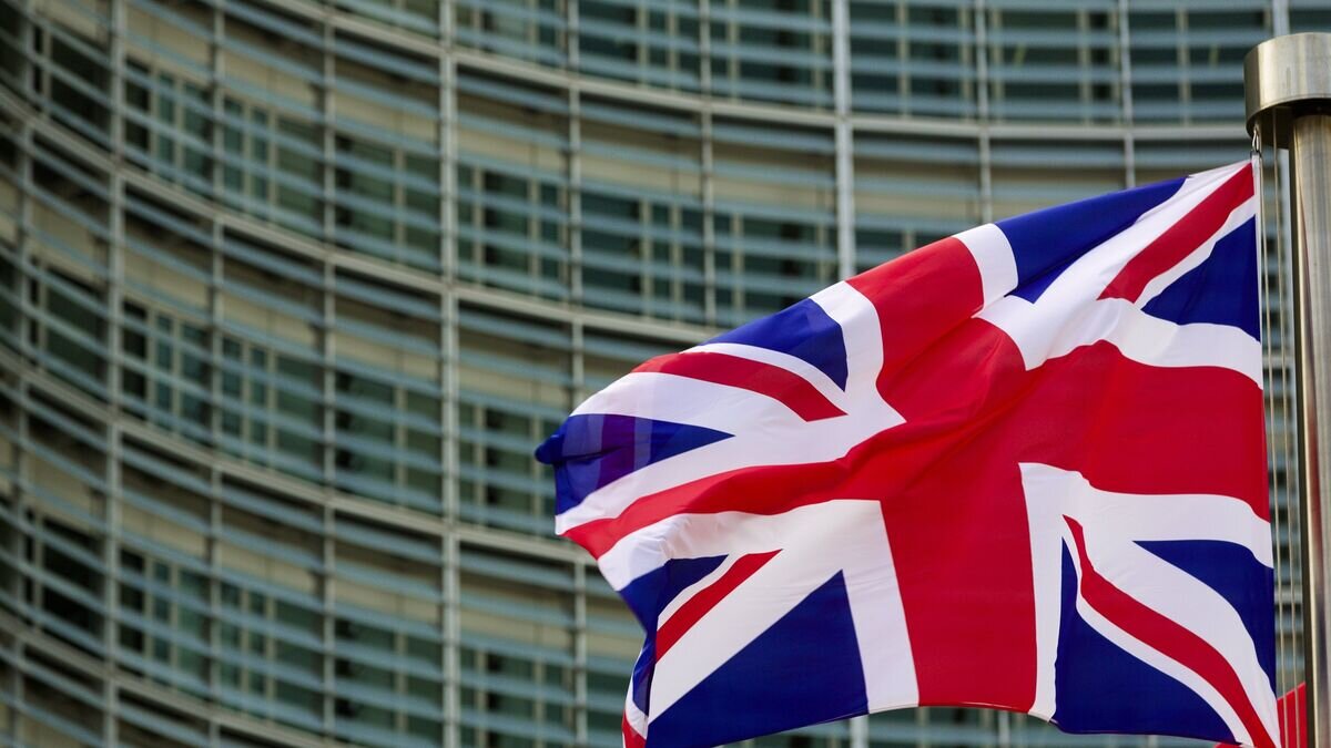    Флаг Великобритании и Северной Ирландии у главного здания Европарламента в Брюсселе© РИА Новости / Стрингер