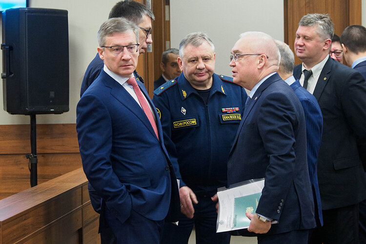    ... глава МВД по РТ Артем Хохорин (слева)