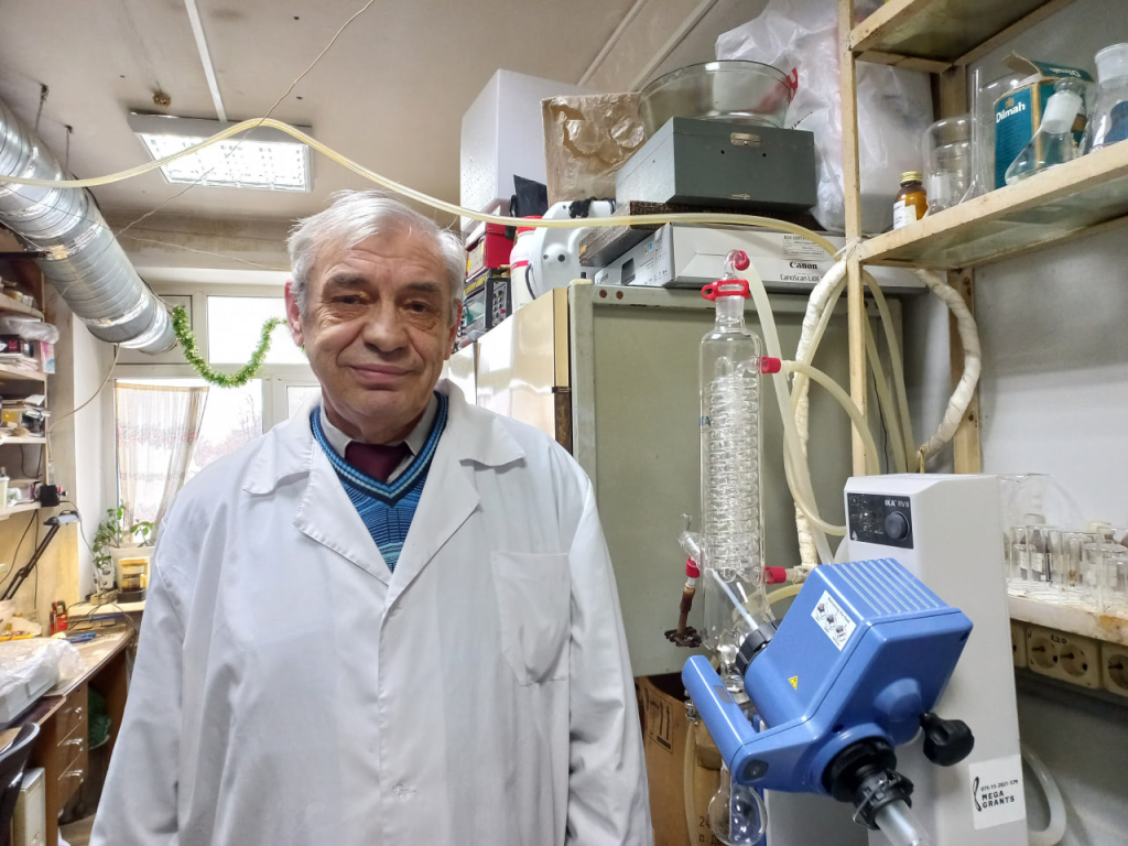 На фото: главный научный сотрудник лаборатории физической химии растворов макроциклических соединений ИХР РАН, профессор Михаил Березин.