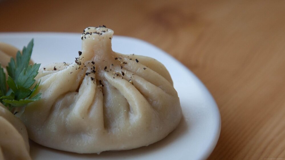 хинкали по-грузински. дамплинги грузинские. гюрза азербайджанская кухня. хинкал с пельменями и мантами. пельмени с хвостиком.