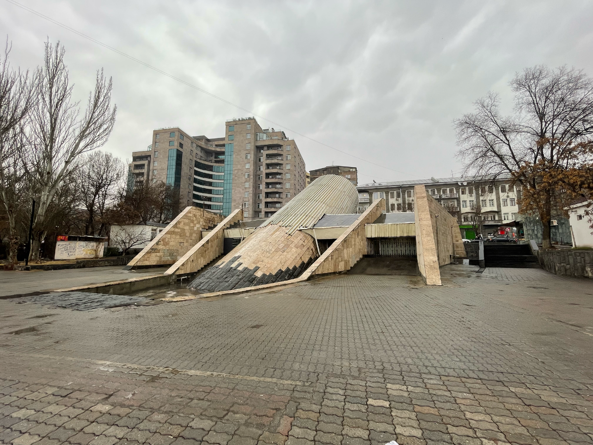 Здание станции "Еритсардакан" с тыльной стороны