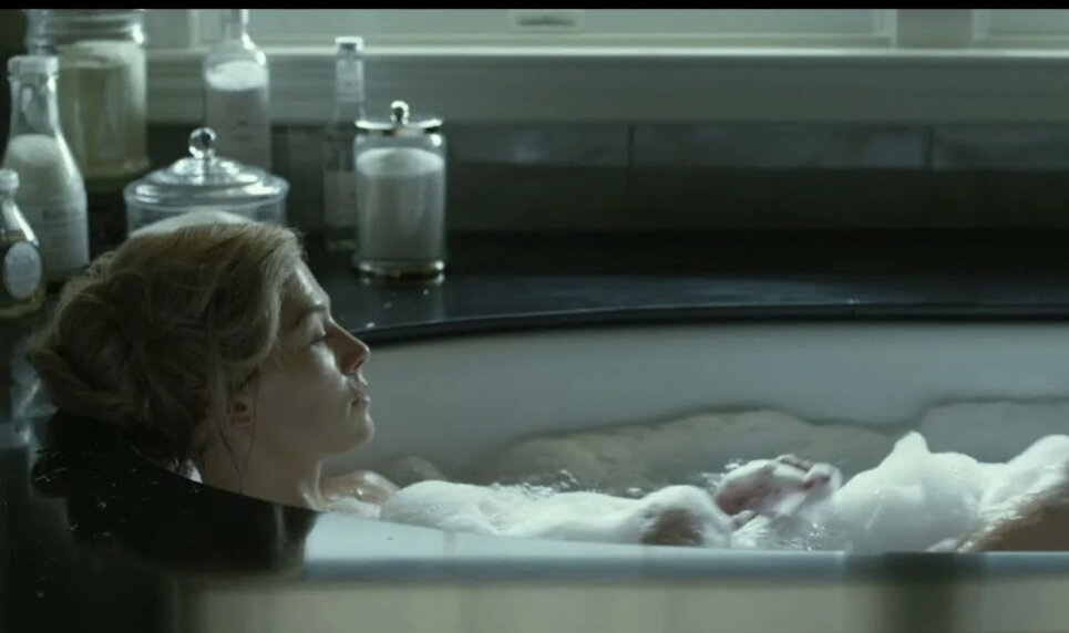 Всё было готово для празднования пятилетия супружеской жизни, когда вдруг необъяснимо пропала виновница торжества. Остались следы борьбы в доме, кровь, которую явно пытались стереть, и цепочка подсказок в игре «охота за сокровищами» - жена ежегодно устраивала её для своего обожаемого мужа. И похоже, что эти подсказки дают шанс пролить свет на судьбу исчезнувшей.