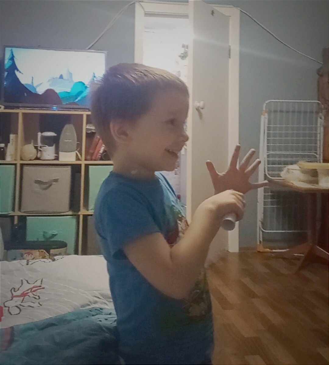 Вадя обсуждает, как напугать отца. Просто посмотрите на это лицо, и вам станет ясно, что главный злодей в доме - вообще не я