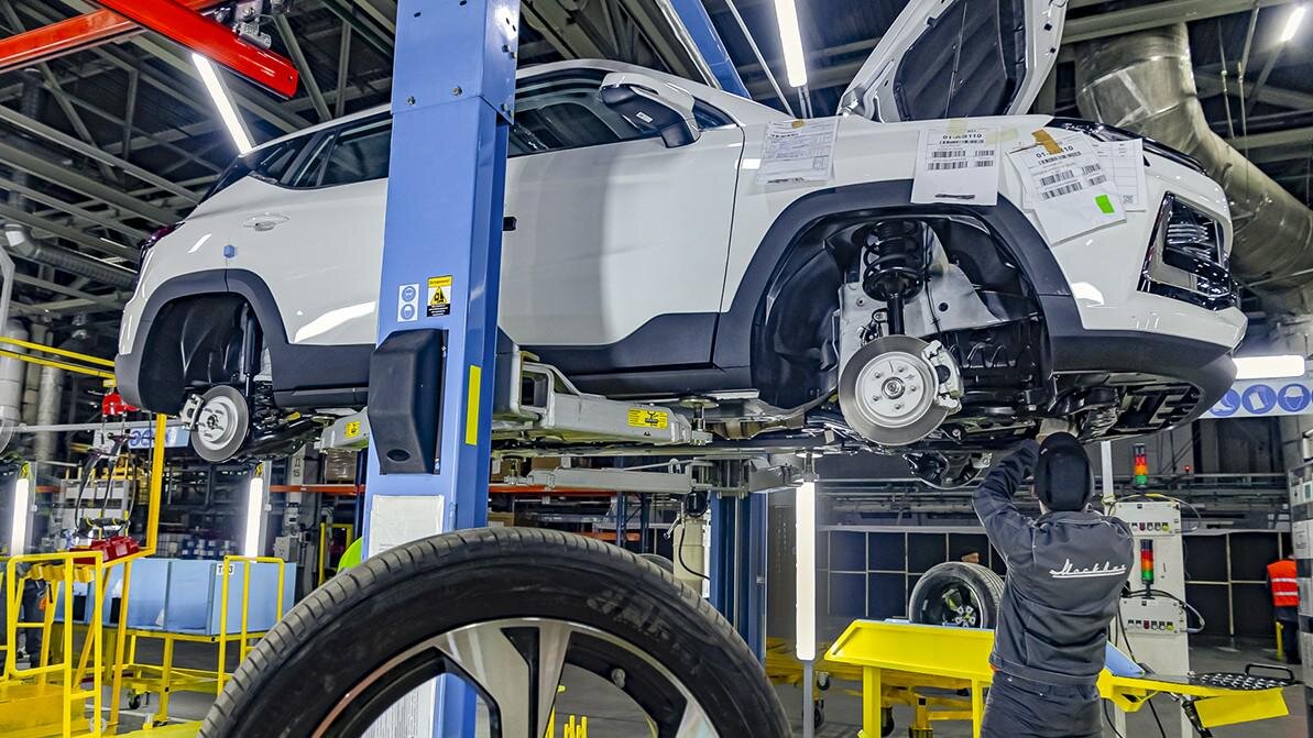 Заводы переводят на выпуск досок, а доля «китайцев» на рынке расширяется. К примеру, запущены продажи нового Changan. Объёмы производства легковых автомобилей в России снизились до исторического минимума за всю историю наблюдений, об этом свидетельствуют официальные данные Росстата. Предыдущий антирекорд был поставлен в 2009 году во время глобального финансового кризиса, но и тогда в России собрали больше машин, чем в 2022-м.
В прошедшем году российские автозаводы смогли выпустить только 450 тысяч легковых автомобилей. Это на 67 % меньше, чем в 2021-м. Самым провальным месяцем стал май, когда по всей стране собрали 3.7 тысячи машин. На этот период пришёлся разгар действия санкций, и заводы простаивали без комплектующих. Позже компании начали искать обходные пути поставок и способы дополнительной локализации производства. В итоге к декабрю объёмы выпуска достигли 40.3 тысячи автомобилей.
В 2009 году на фоне глобального кризиса экономики в России смогли выпустить 597 тысяч автомобилей. Этот результат также оказался заметно хуже показателей автопрома годом ранее (минус 60 %), но не таким низким, как в 2022-м.
Заводы ушедших из России брендов постепенно перепрофилируют на сборку новых автомобилей: на бывшем предприятии Renault уже выпускают «москвичи» из JAC’ов, а на мощностях Nissan будут делать дорогие «лады», вероятнее всего также китайского происхождения. Однако к привычной жизни вернулись далеко не все производственные площадки. Скажем, на базе завода Toyota в Санкт-Петербурге планируют создать образовательный полигон для студентов технических вузов, а на территории предприятия Ford во Всеволожске заработала деревообрабатывающая фирма.