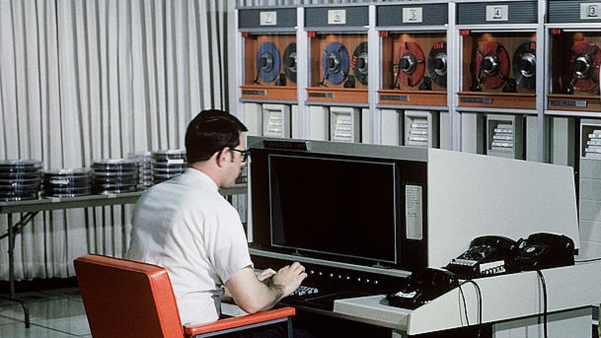 На наших ЭВМ крутились огромные бобины с магнитными лентами, как в магнитофонах.