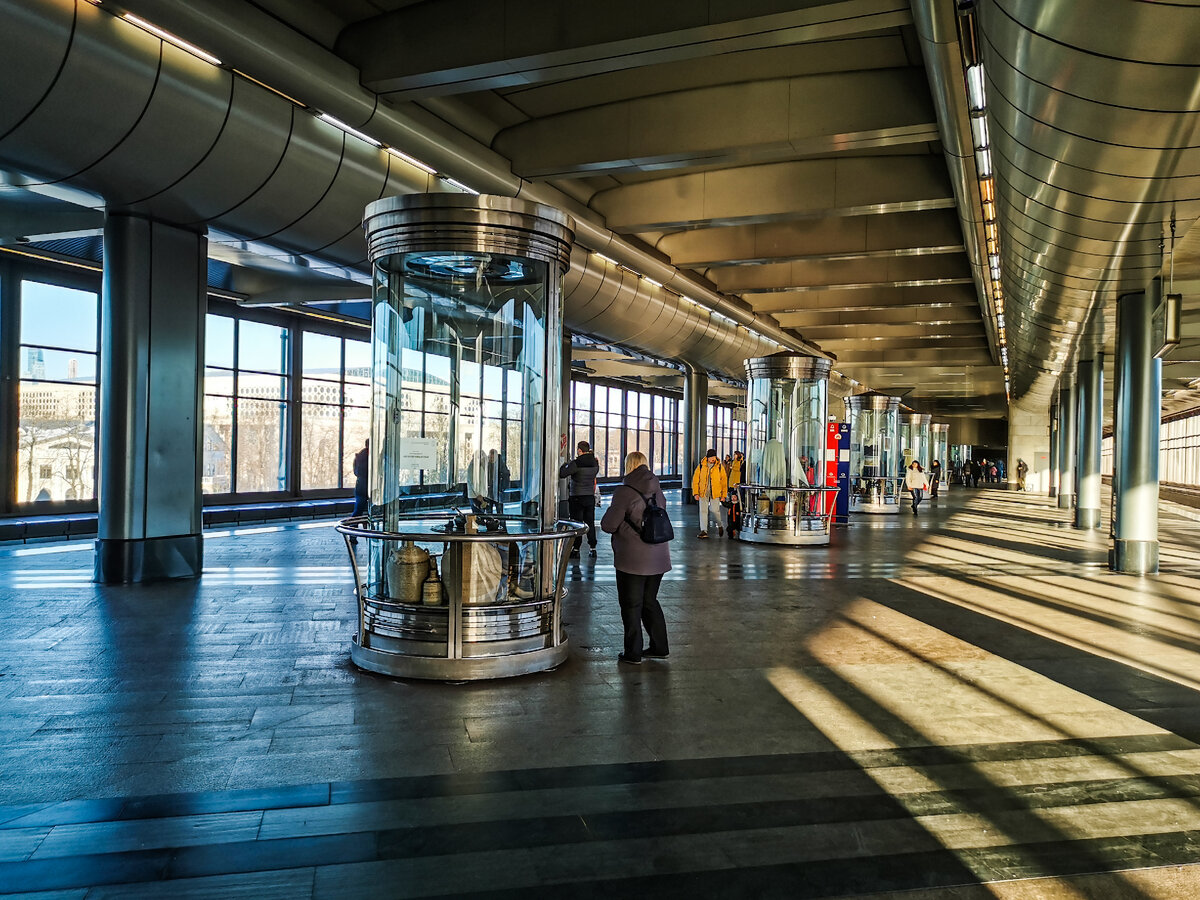 По центру станции - выставка, посвящённая столетию Карачаево-Черкесии. Мне кажется, это вообще замечательная идея делать подобные выставки в метро!