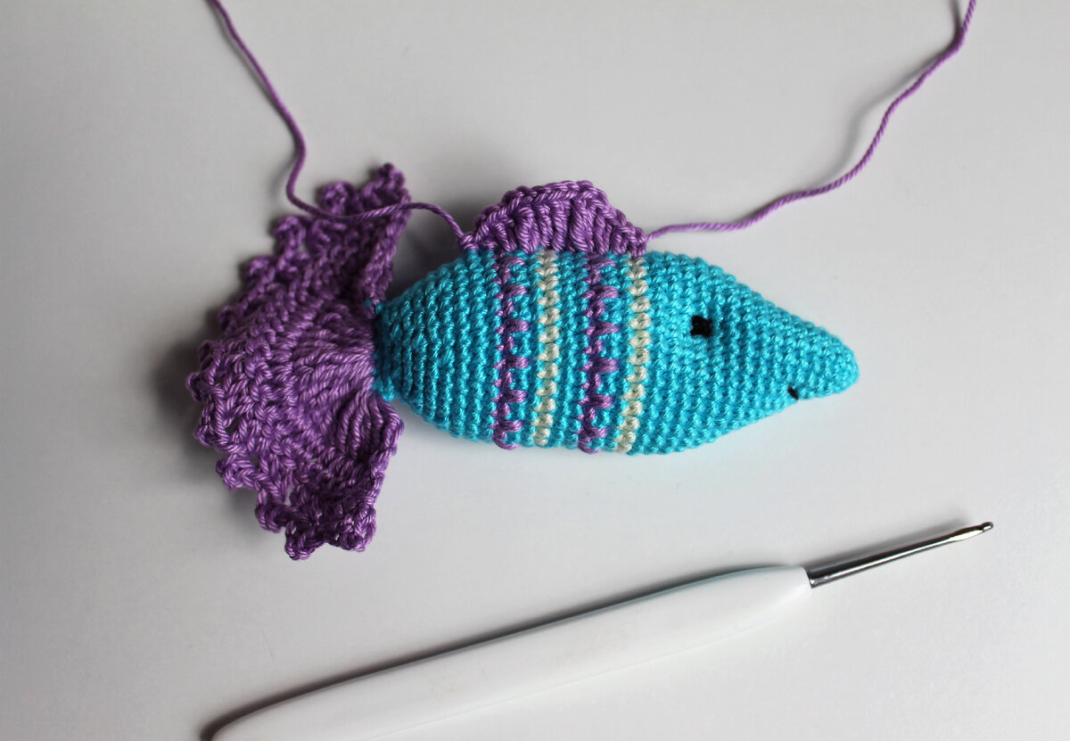 вязаная рыбка. крючки "рыбки". рыбка амигуруми. рыбка амигуруми. рыбка крючком амигуруми.