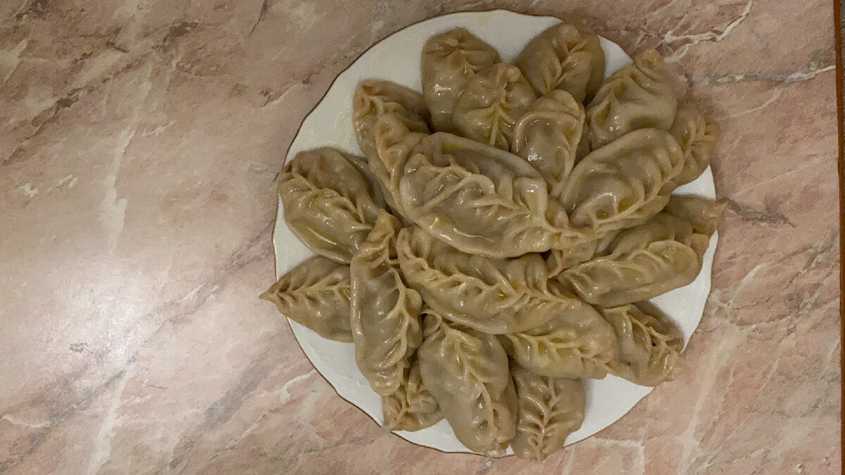 Как правильно сделать тесто для мантов, чтобы оно было мягким и не рвалось
1. Мука, которая замешивается для теста должна быть просеяна 2 раза. Сеять надо для того, чтобы она во первых насытилась кислородом и стало пышное, во вторых убрать комочки, которые  спрессовались  в результате магазинной транспортировки.
Сделаем вывод: что просеивать муку эта обязательная процедура, не требующая возражений.
2. Если тесто получилось слишком мягкое, надо подержать его в холоде примерно 40 минут.
3. Может получиться тесто  слишком твёрдое, тогда добавьте чуть – чуть растительного масла.
4. Мука бывает разная по клейкости, поэтому количество воды может варьироваться в большую или меньшую сторону.