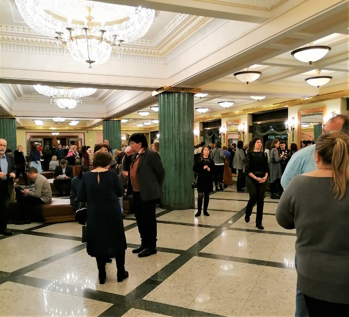 Фойе перед гардеробом