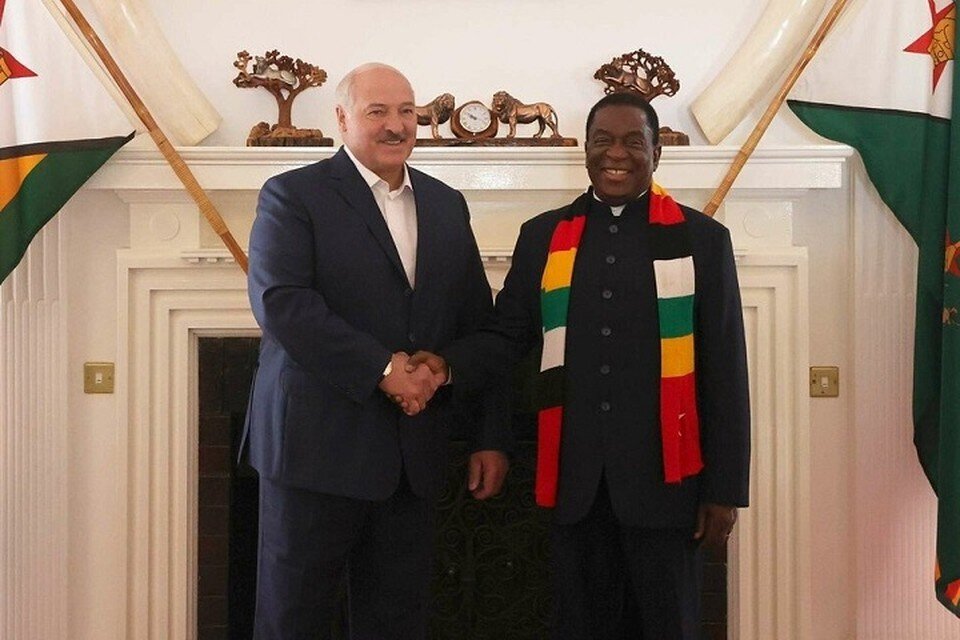     Президент Беларуси Александр Лукашенко в гостях у президента Зимбабве Эммерсона Мнангагве. Фото: president.gov.by