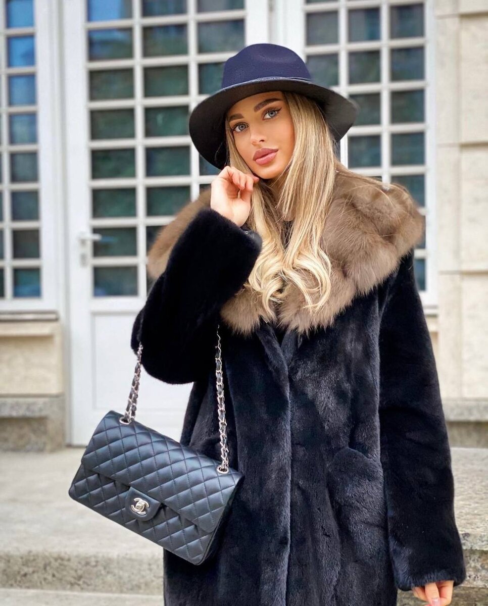 Норковая шуба с капюшоном из куницы 