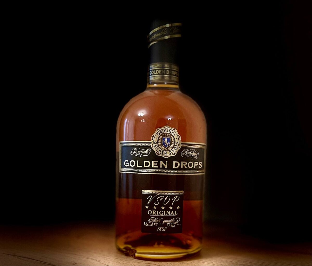 Golden drops. Коньяк Golden Drops. Голден Дропс производитель коньяк. Бренди Golden Anchor. Коньяк Голден Дропс Пятерочка.