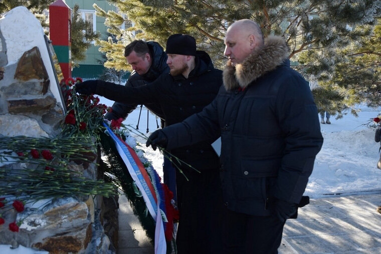    Участники церемонии возложили цветы к пограничному столбу и портрету героя