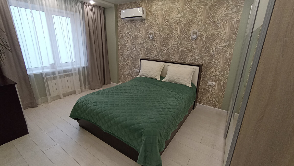 К кровати легко подойти с обеих сторон 