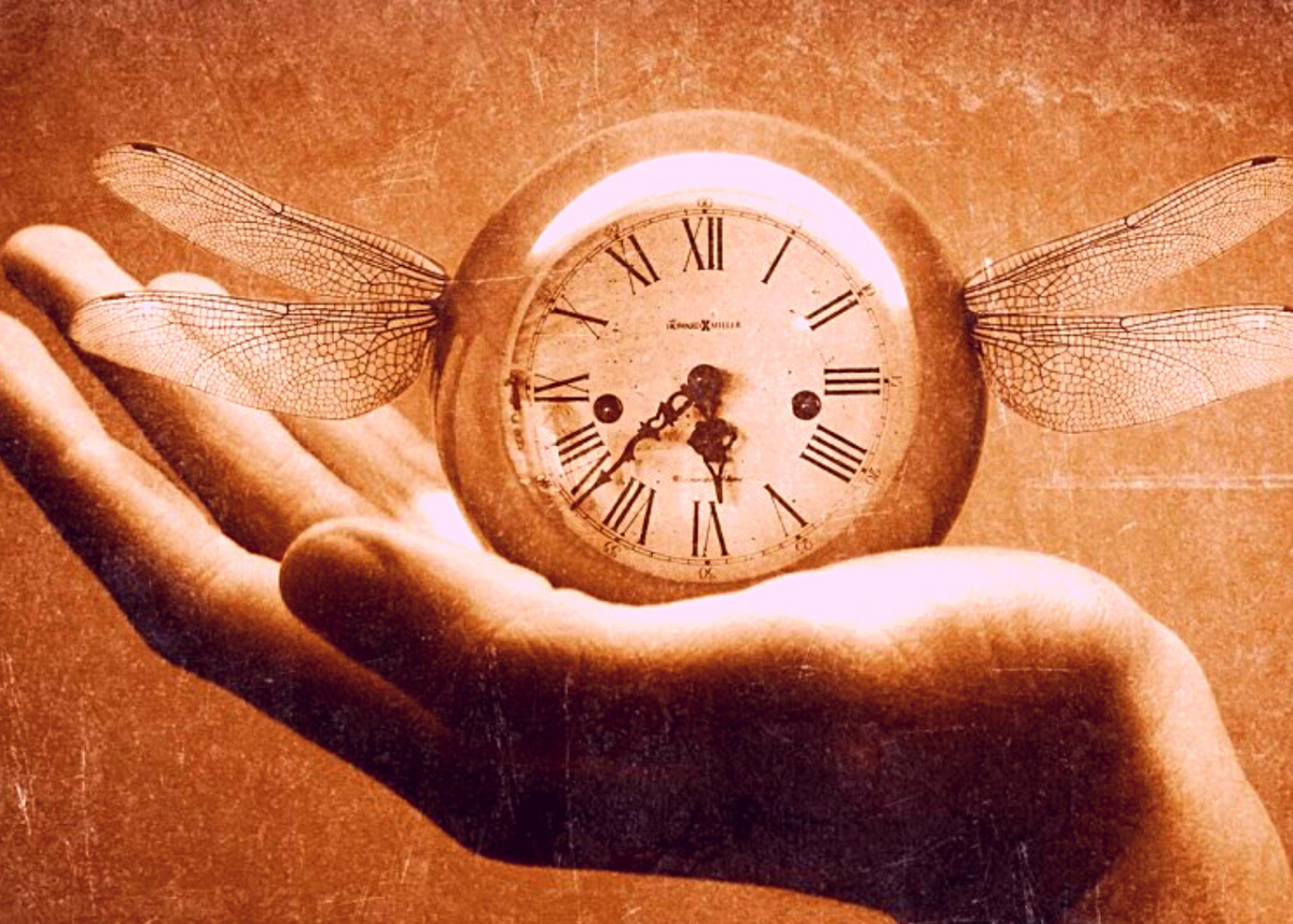 Будильник и книги. Время фото. Девушка с большими часами. Самое время картинки. Время.