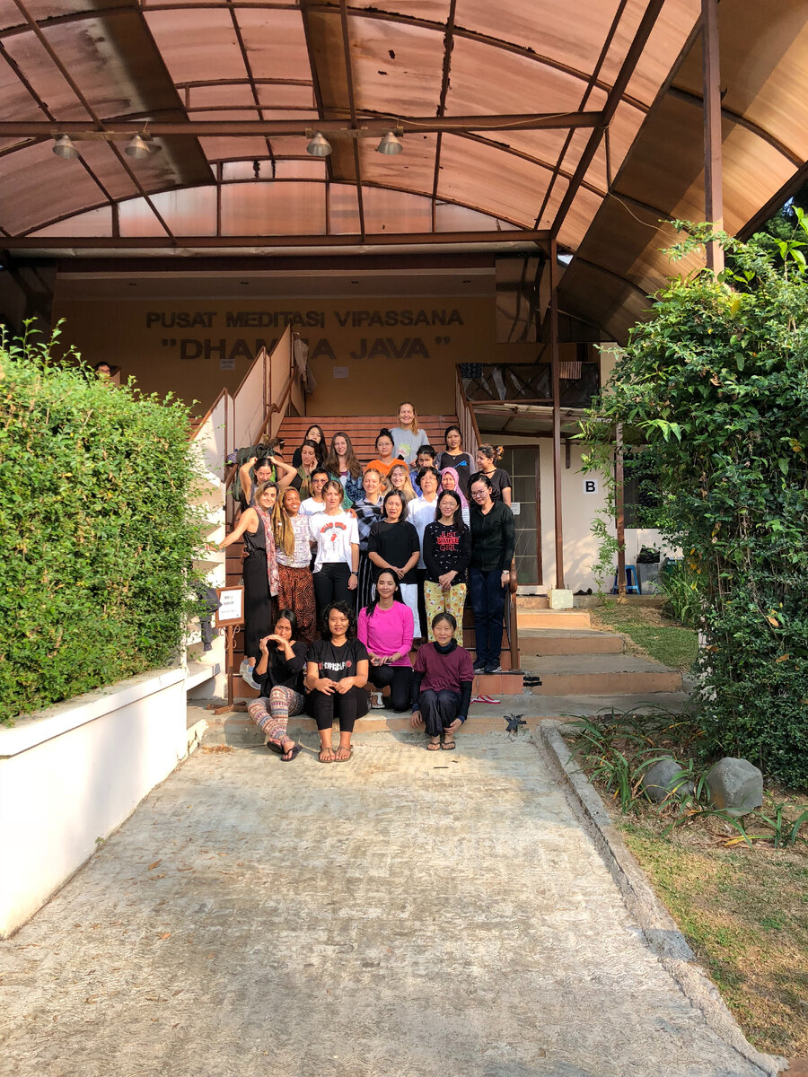 Наша женская группа на территории центра после курса. На фото можно увидеть деление территории на женскую и мужскую половину. Август 2018. Индонезия.