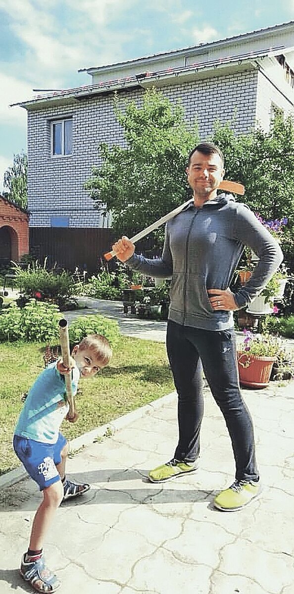     В 2018 году Михаил сильно похудел. На фото - с сыном Мирославом.  СОЦСЕТИ
