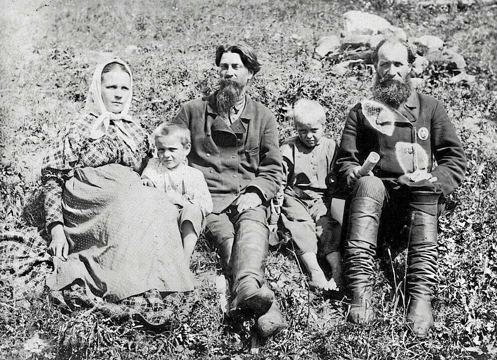 Лесник с семьей и волостной старшина. (Петрозаводский уезд). 1899 г. 