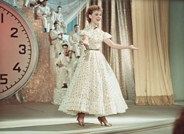 Кадр из фильма "Карнавальная ночь" (1956)