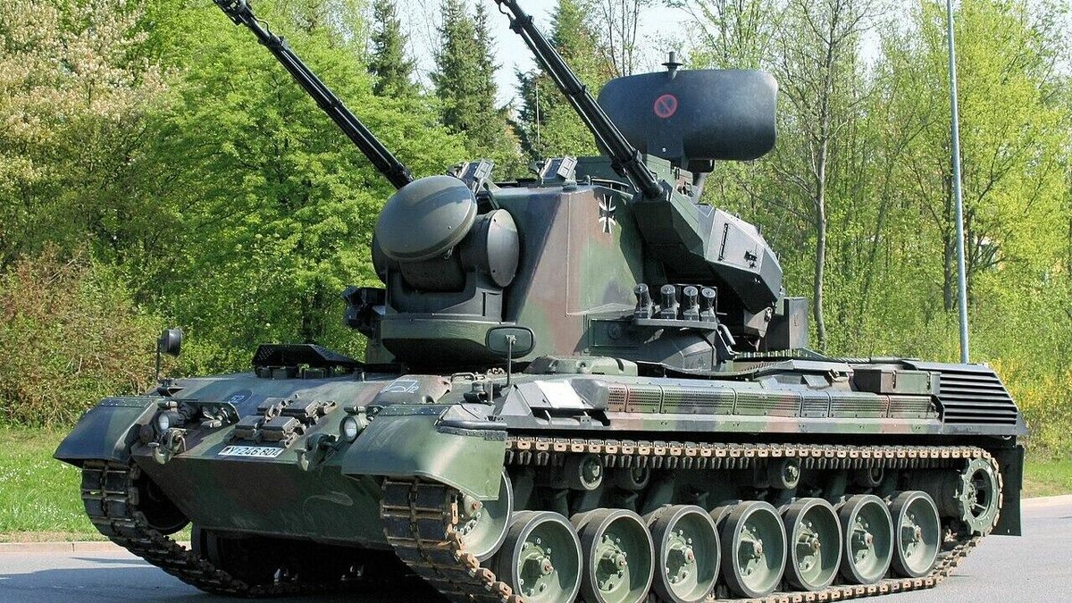     Поставлены две ЗСУ и пять бронированных машин.