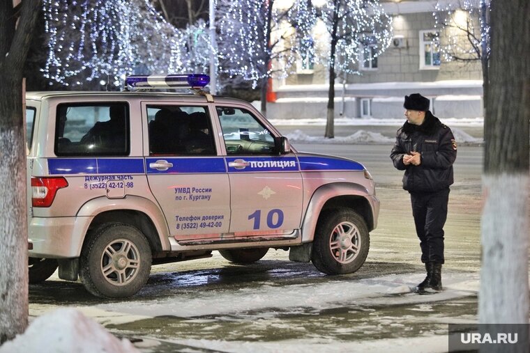    Буйного мужчину увезли в отделение полиции