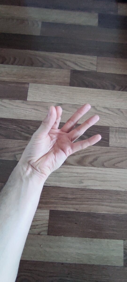 Сводим указательный и большой пальцы вместе, так и держим до конца упражнения.