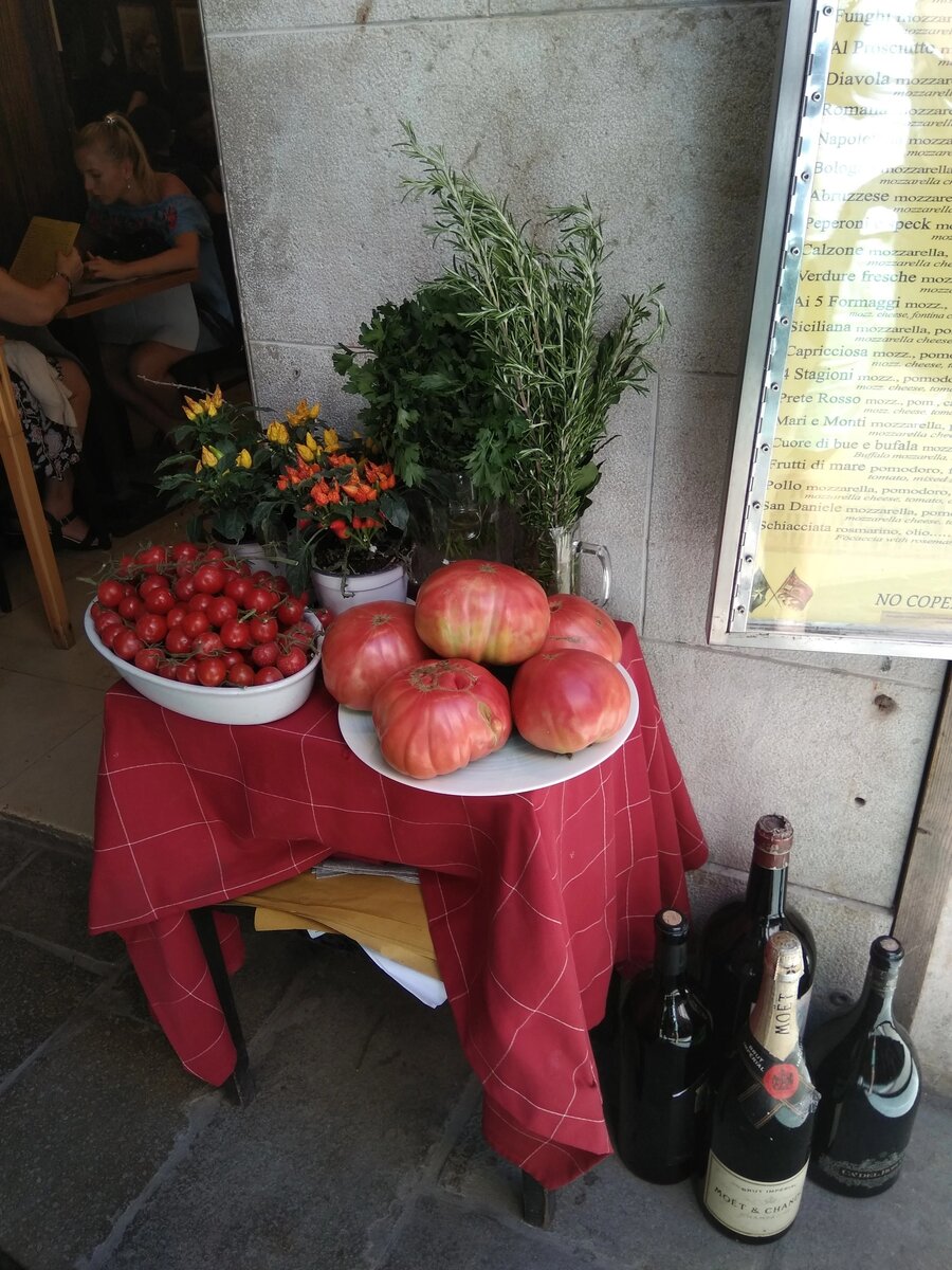 Помидорная композиция на улице.