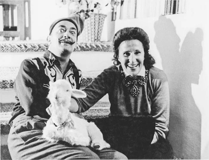 Дали, Гала и чучело ягнёнка.