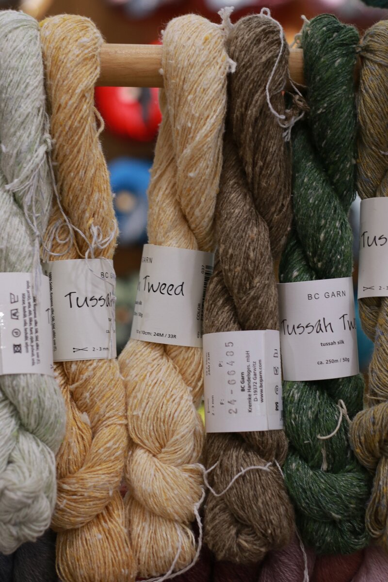Bc garn tussah tweed. Пряжа дропс мелоди 23 цвет. Hollywool пряжа. Пряжа для струящегося полотна. Hollywool пряжа.