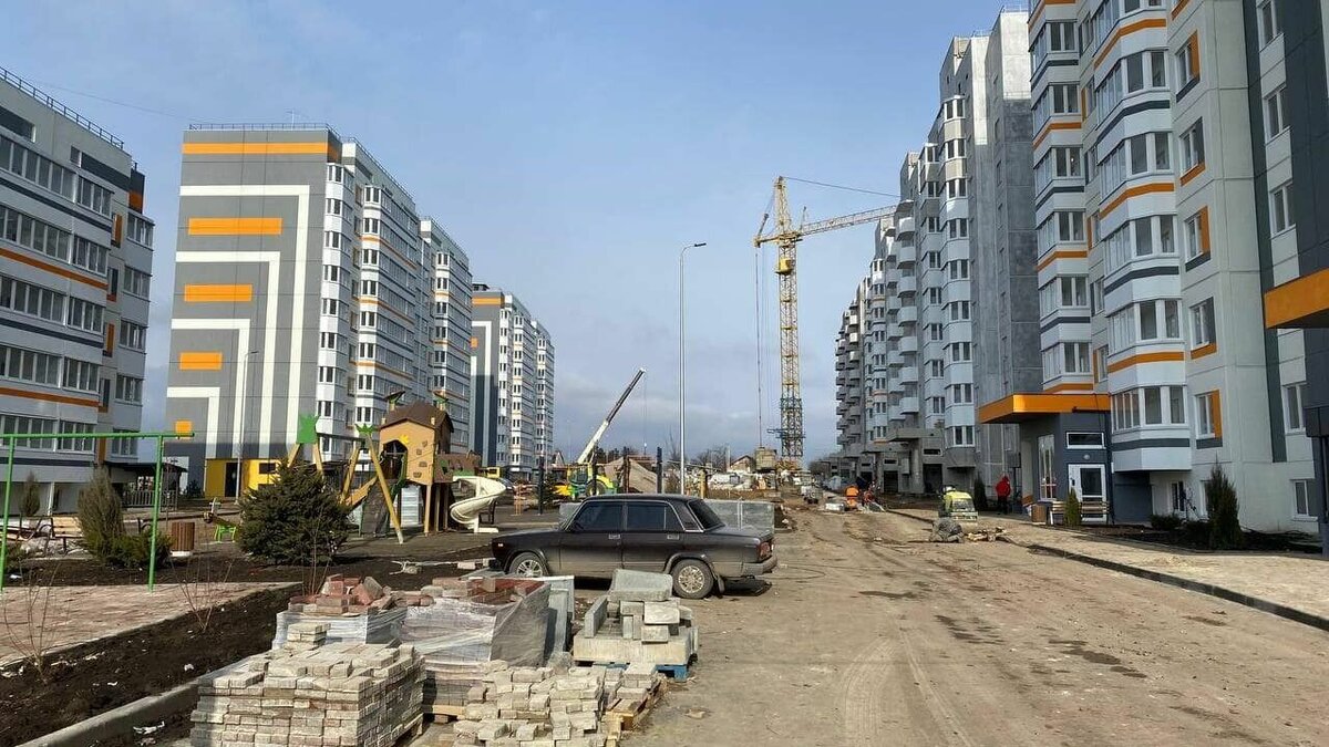     Оба города были практически разрушены во время боев, но если Мариуполь уже начали отстраивать заново, то судьба Северодонецка остается неясной