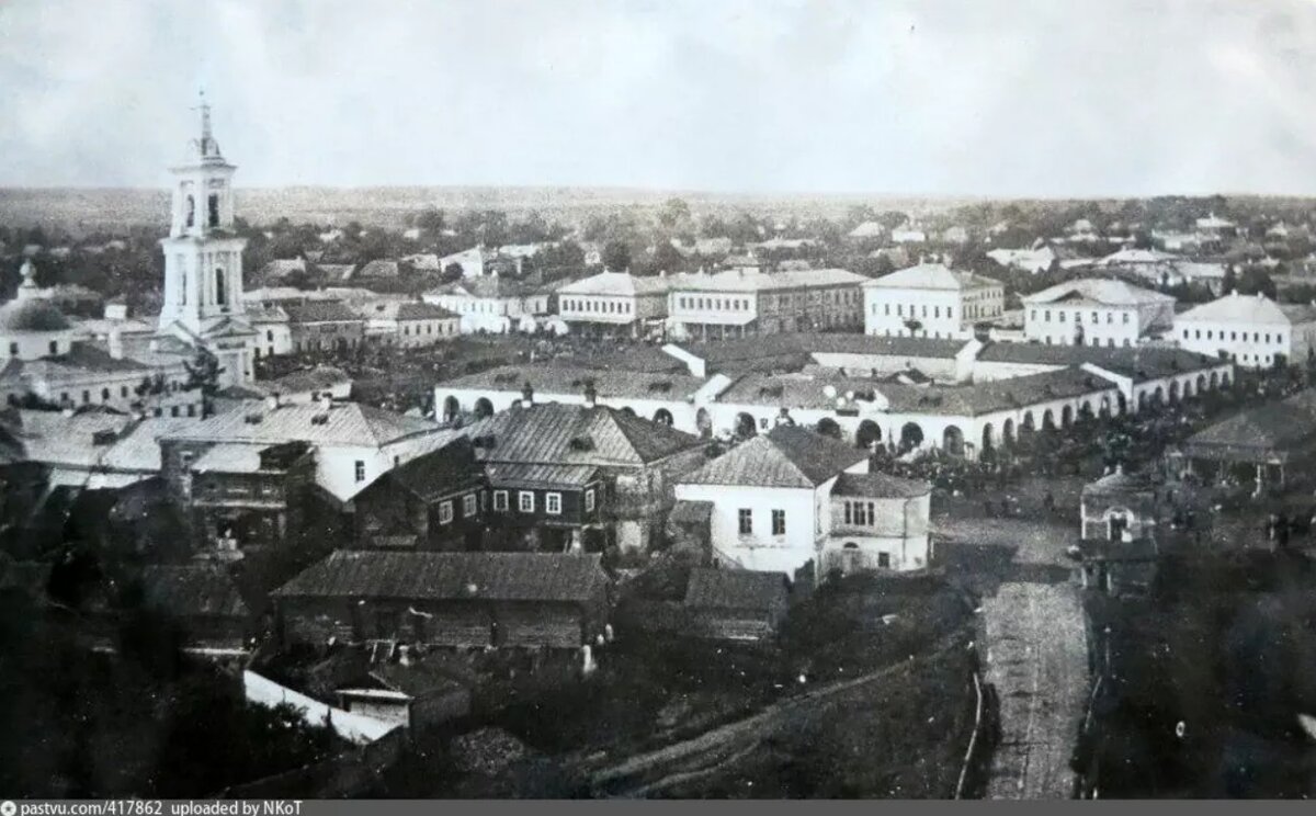 Торговые ряды сооружены в 1830-е годы. Все старые фотографии с сайта pastvu.com