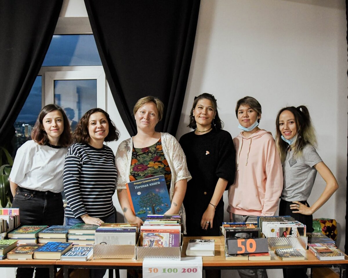 В самом начале 2021-го года в Улан-Удэ заработал первый в городе независимый книжный магазин «Калашников», а год назад открылась первая кураторская библиотека Ex Libris.-2