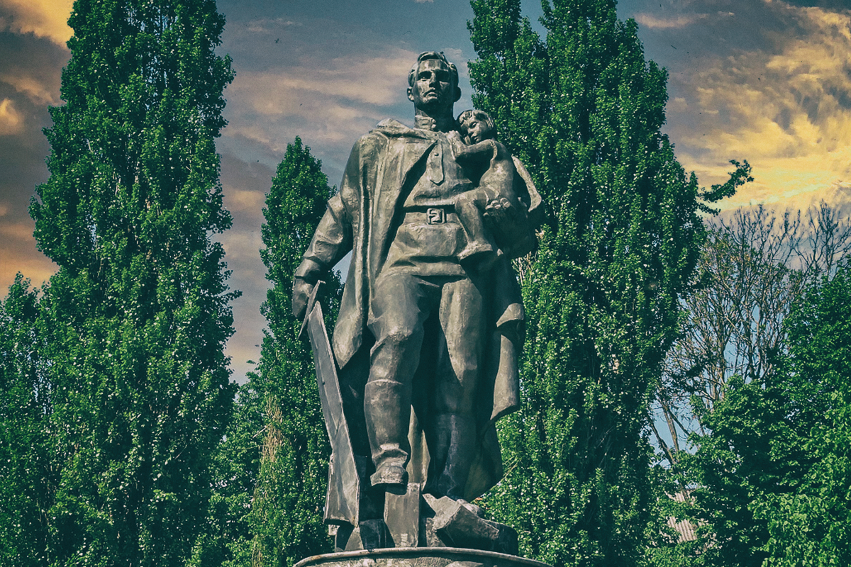 фото памятник солдату в трептов парке | Дзен