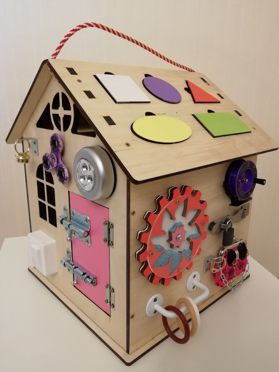 Бизиборд-домик