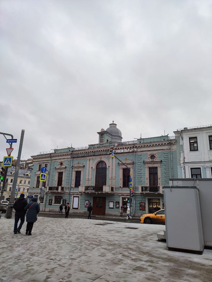 Театр "Школа современной пьесы". Петровский бульвар, слева Неглинная