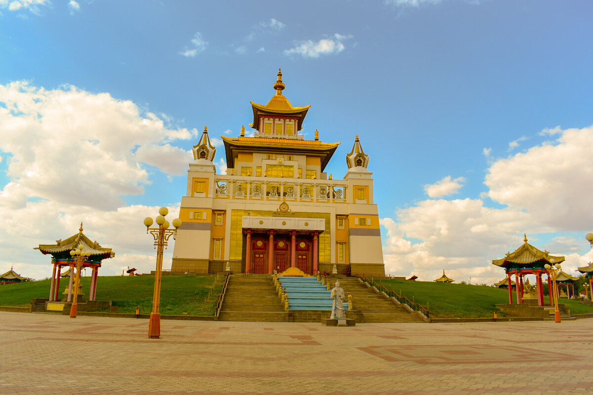 Золотая Обитель Будды Шакьямуни.