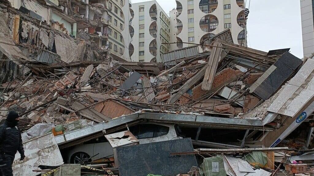    Пострадавших - свыше 70 тысяч.