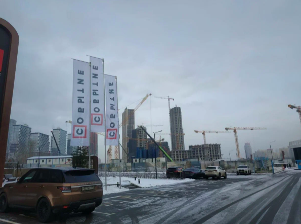 Вид на комплекс из офиса продаж. Фото: Матвей Холодилов  