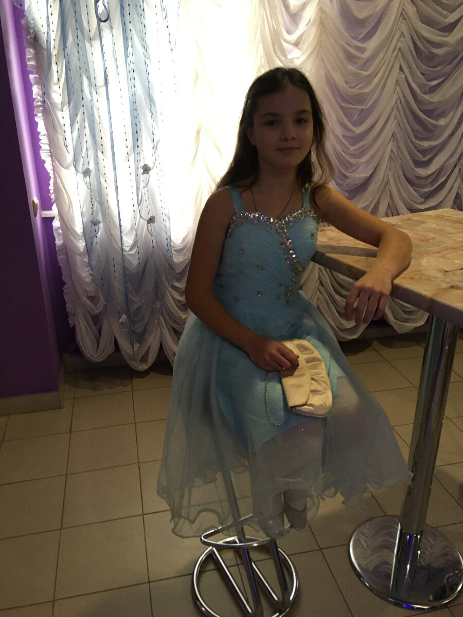 Это Алина. Сейчас она очень изменилась выросла, стала  красивой  девушкой.  Ее практически нельзя узнать по детским фотографиям.