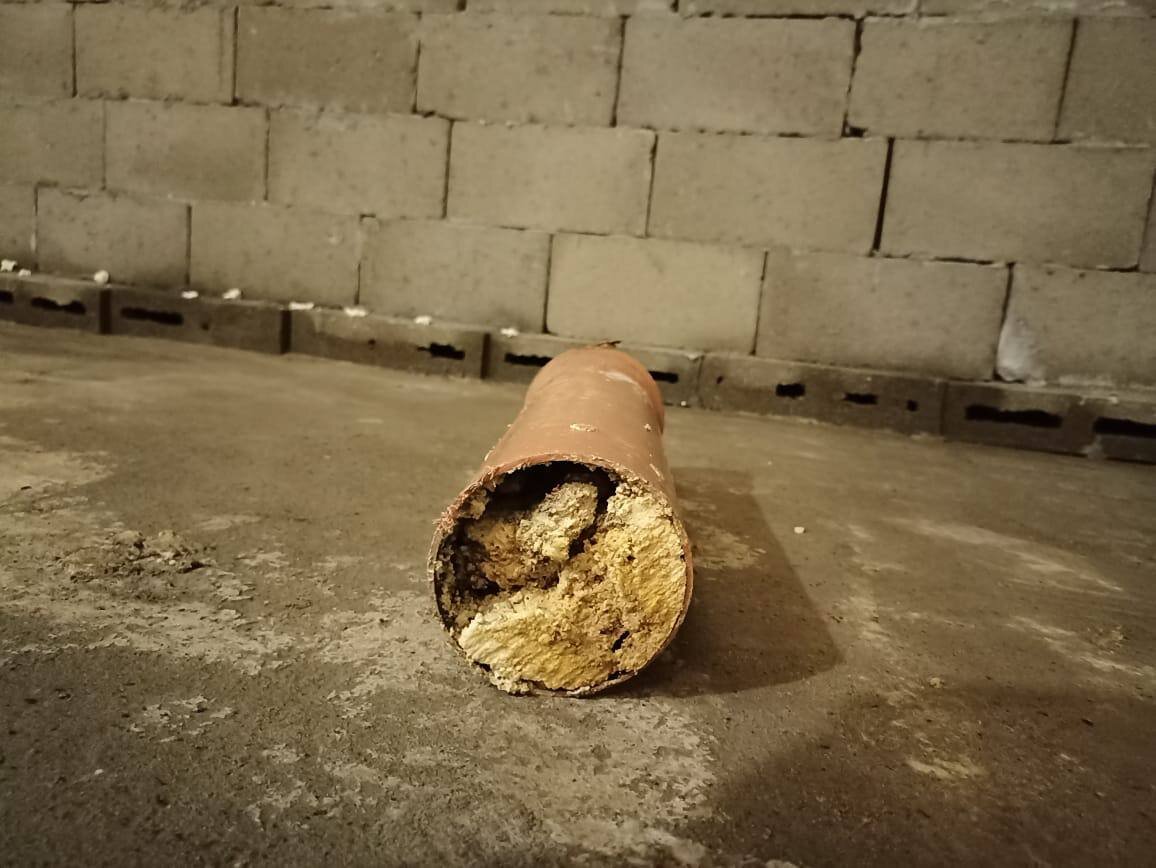 Канализационная труба диаметром 110мм на 90% забитая жиром