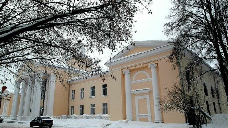     В Казани отремонтируют дворец детского творчества имени Абдуллы Алиша, больше известный как бывший Дворец пионеров. Об этом на традиционной встрече депутатов Казгордумы с избирателями заявила директор Центра современной музыки Софии Губайдулиной Ляйля Гарифуллина.