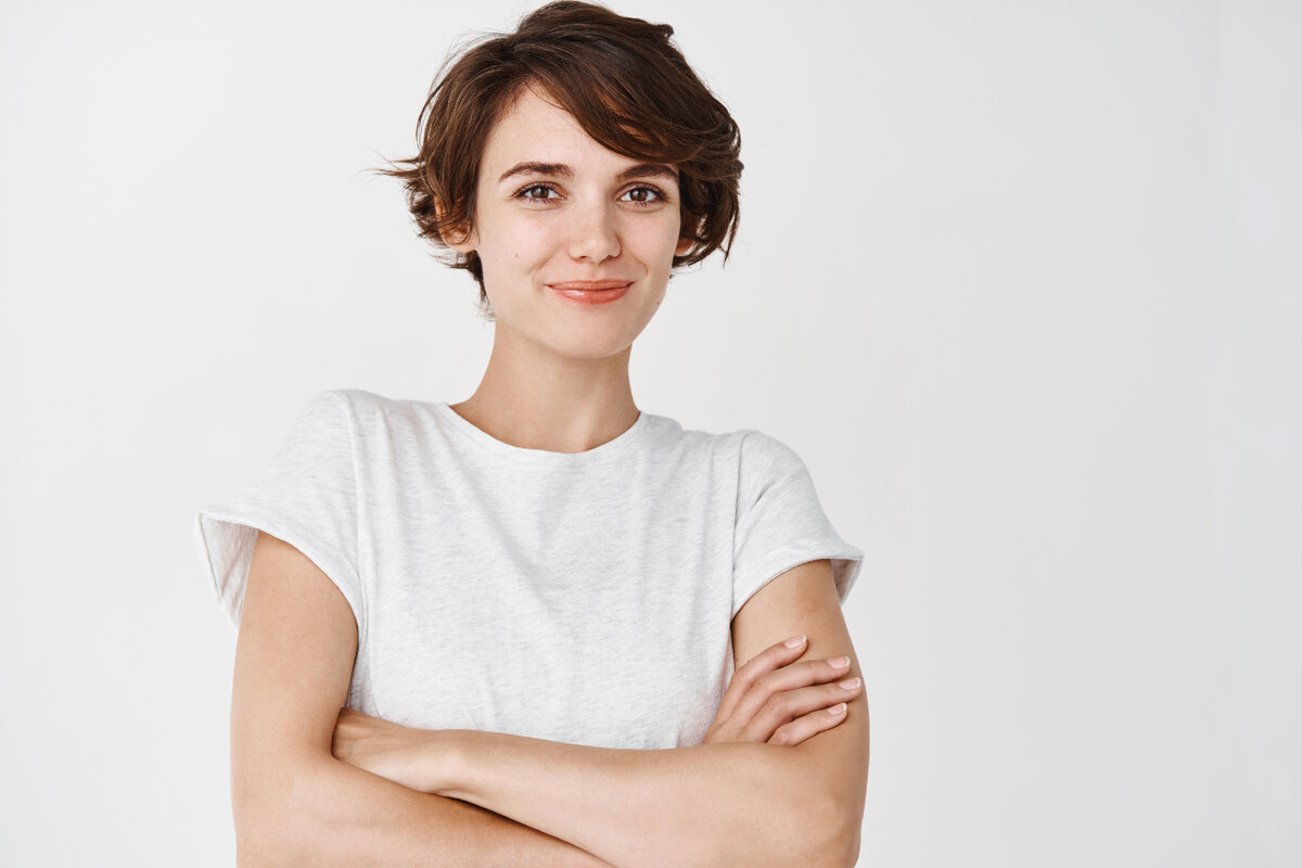 <a href="https://ru.freepik.com/free-photo/portrait-of-confident-and-happy-woman-with-short-hair-cross-arms-on-chest-like-professional-and-smiling-standing-against-white-wall_16225963.htm#page=4&query=%D0%B4%D0%B5%D0%B2%D1%83%D1%88%D0%BA%D0%B0&position=28&from_view=search&track=sph">Изображение от cookie_studio</a> на Freepik