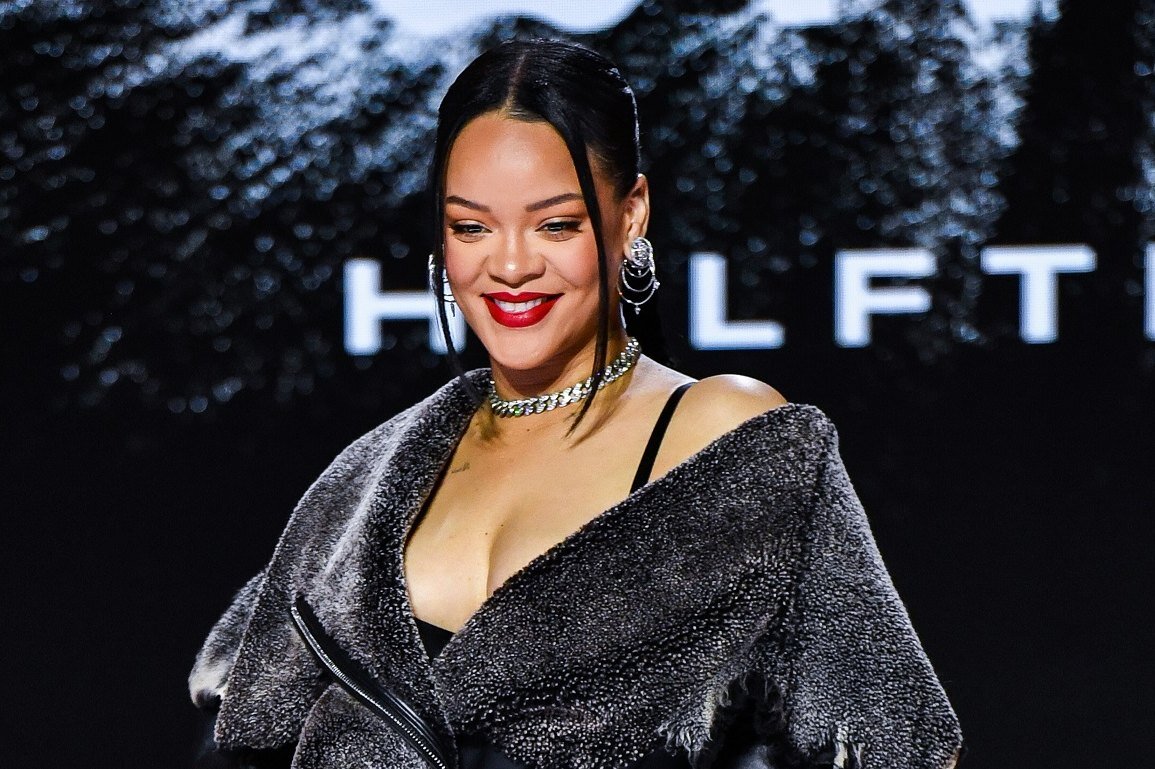     Как выглядит самая модная юбка лета 2023 — отвечает Рианна