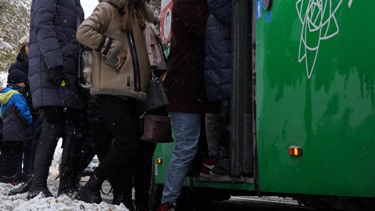    Пассажиры заходят в автобус:NUR.KZ/Владимир Третьяков