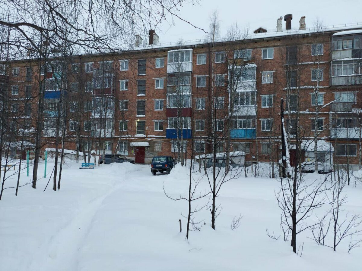 Мой родной двор. Здесь мы строили снежные города, здесь играли в хоккей, катались с горки. Фото сделано недавно моей подругой. Это, кстати, и её родной двор. Она каждый день ходит мимо... Где вы сейчас, "ребята с нашего двора"?