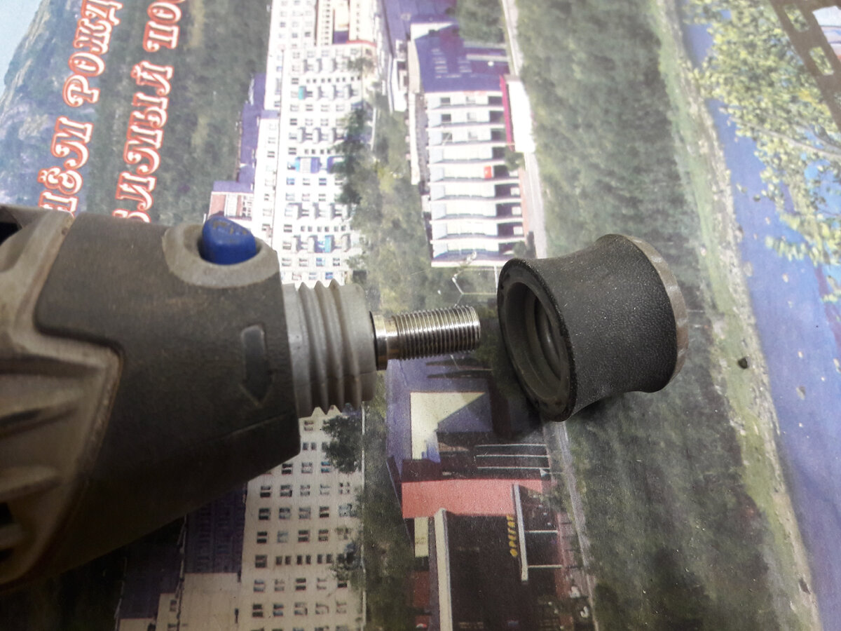 Видно кнопку стопора.