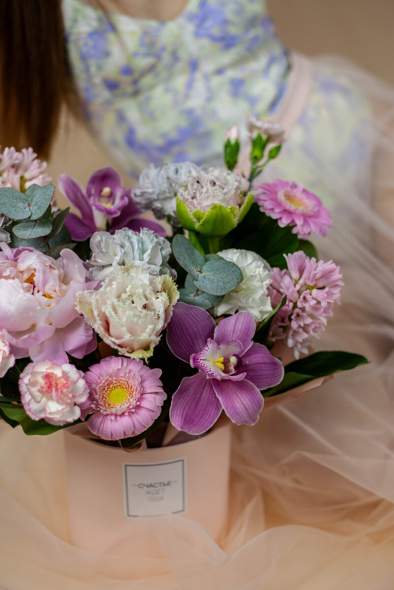 Композиция из пионов, гербер, фаленопсиса, гиацинта, гвоздики и других цветов