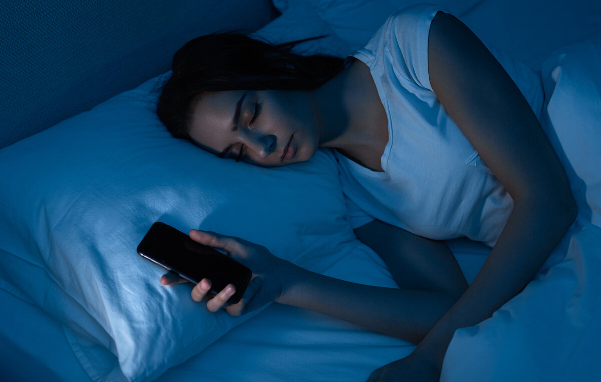 Телефон на кровати ночью. Woman Falling asleep. Tired woman