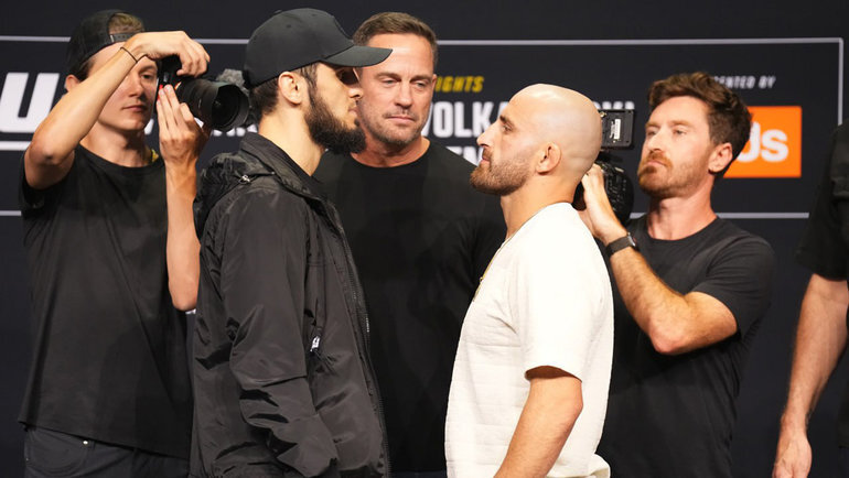    Ислам Махачев и Алекс Волкановски.Chris Unger/Zuffa LLC