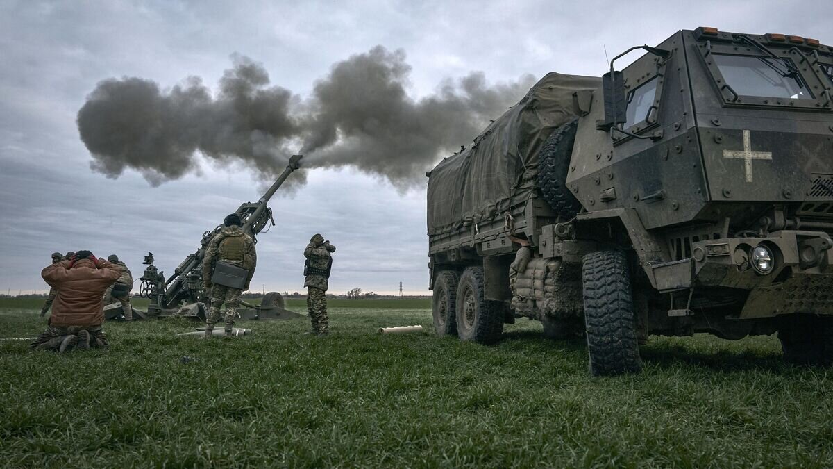    Украинские военные стреляют из американской 155-мм гаубицы © AP Photo / LIBKOS